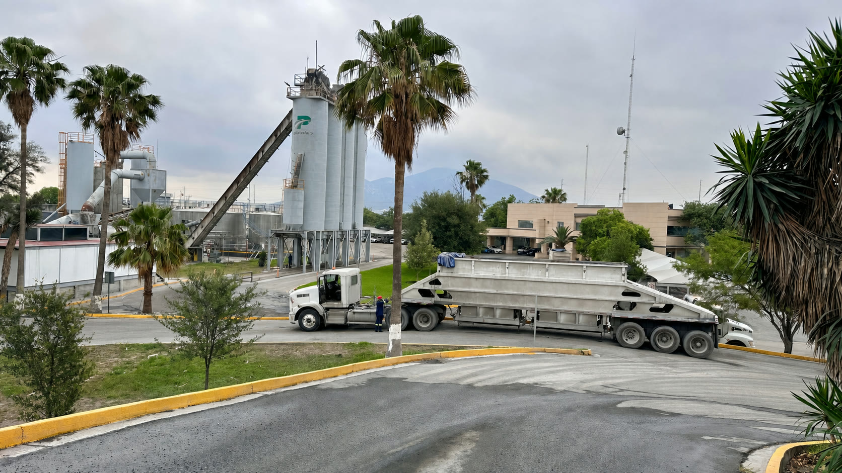 Unidad para suministro de mezcla con recubrimiento térmico